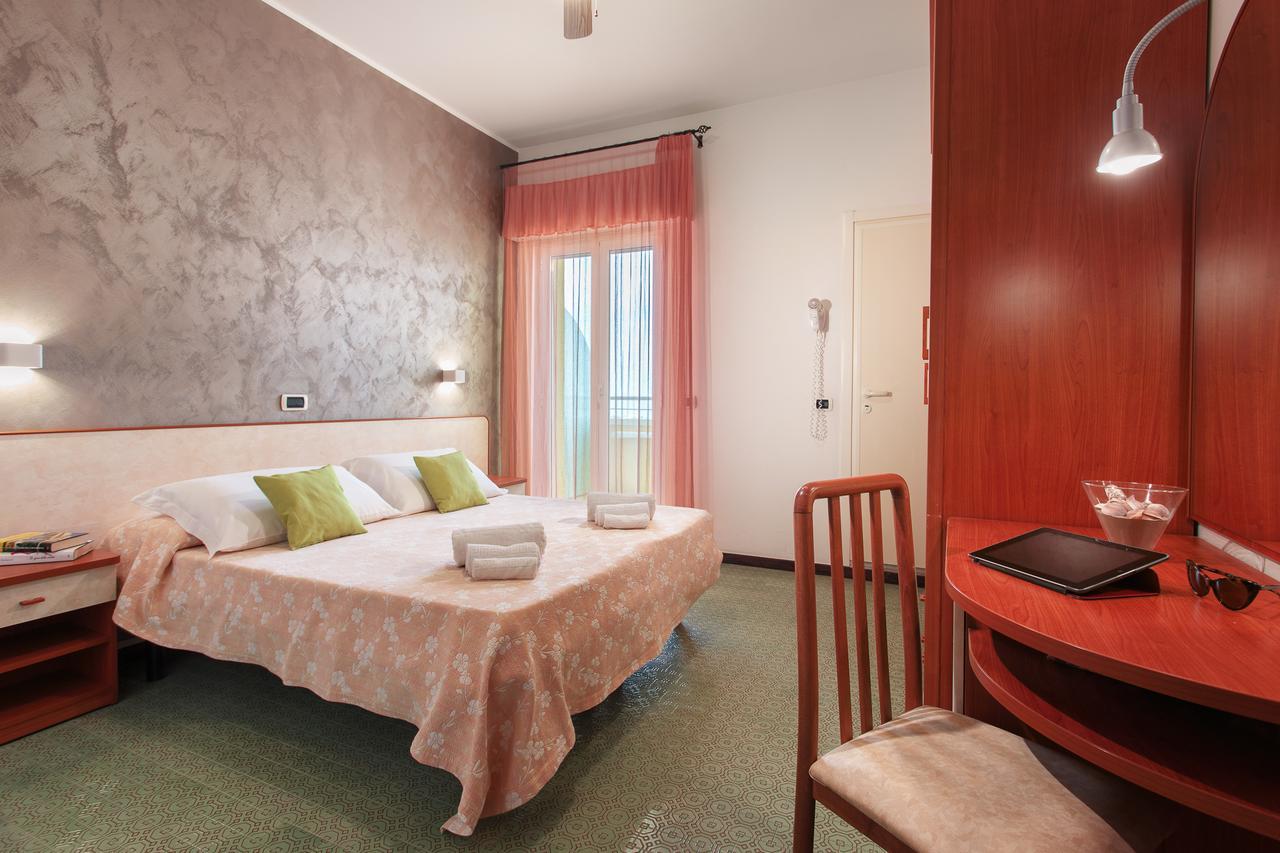 Hotel Sandra กัตเตโออามาเร ภายนอก รูปภาพ