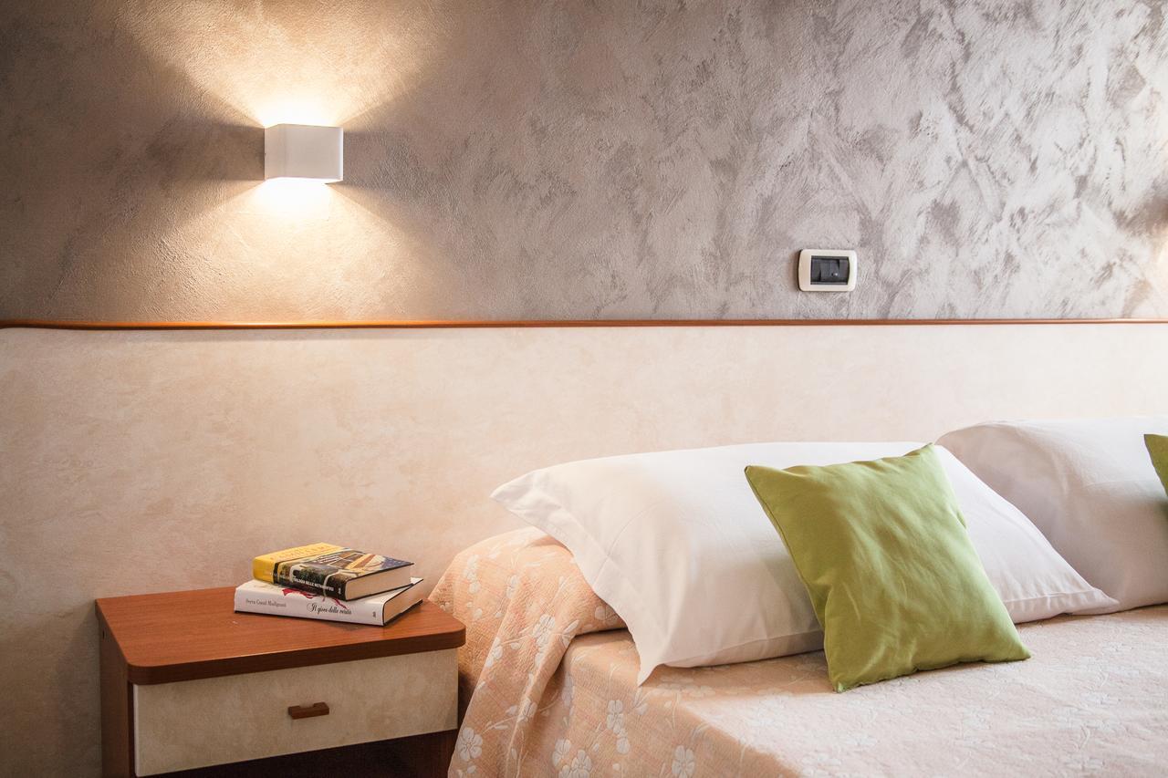 Hotel Sandra กัตเตโออามาเร ภายนอก รูปภาพ