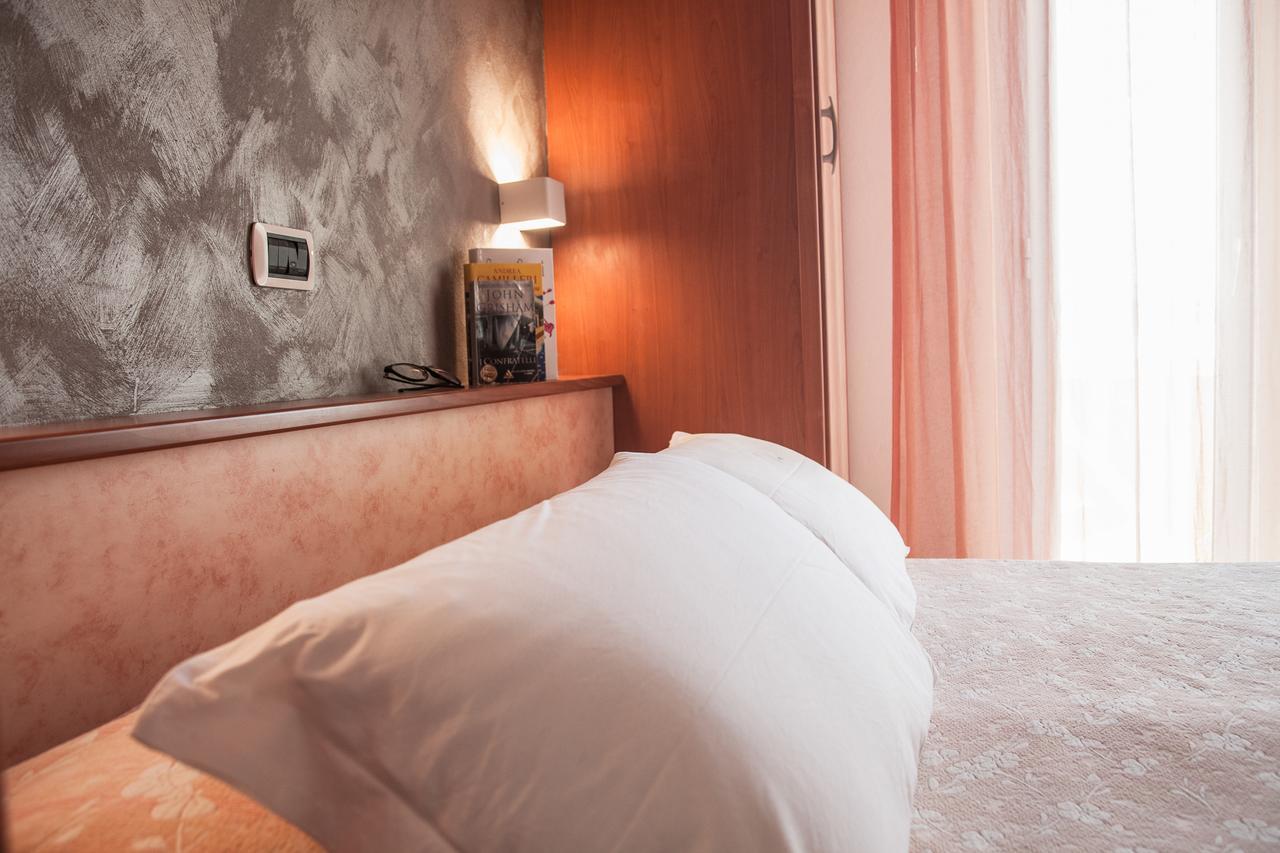 Hotel Sandra กัตเตโออามาเร ภายนอก รูปภาพ