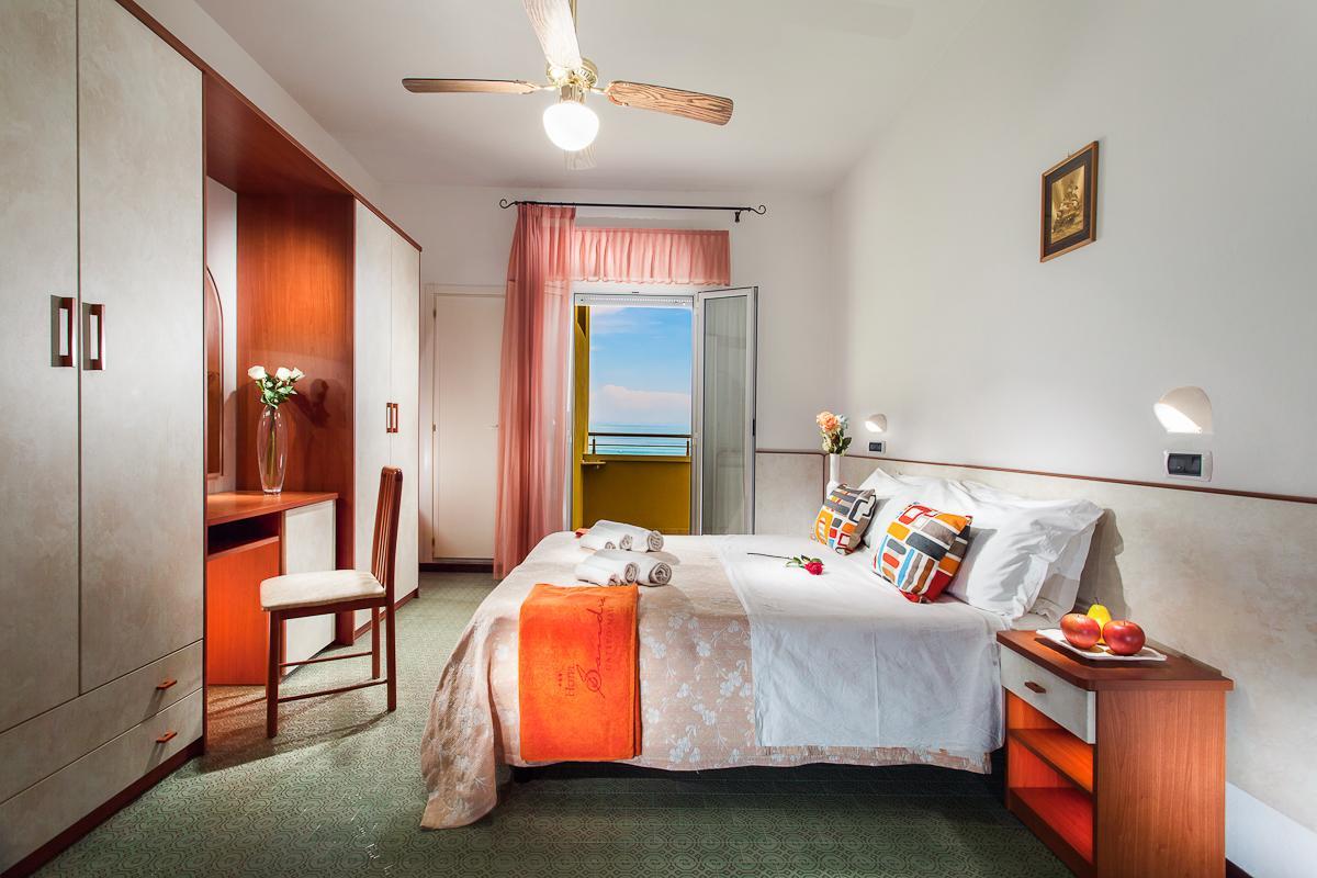 Hotel Sandra กัตเตโออามาเร ภายนอก รูปภาพ