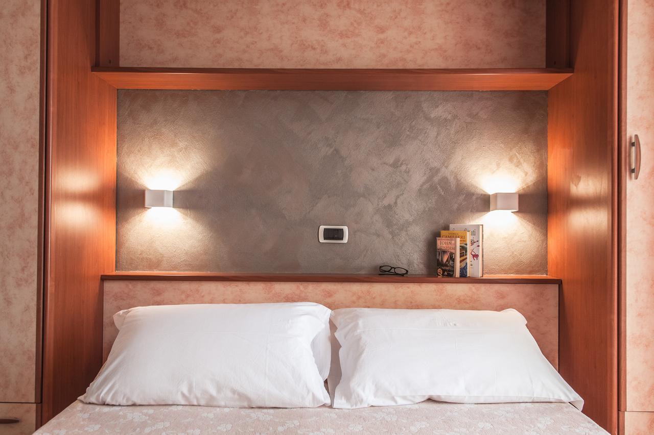 Hotel Sandra กัตเตโออามาเร ภายนอก รูปภาพ