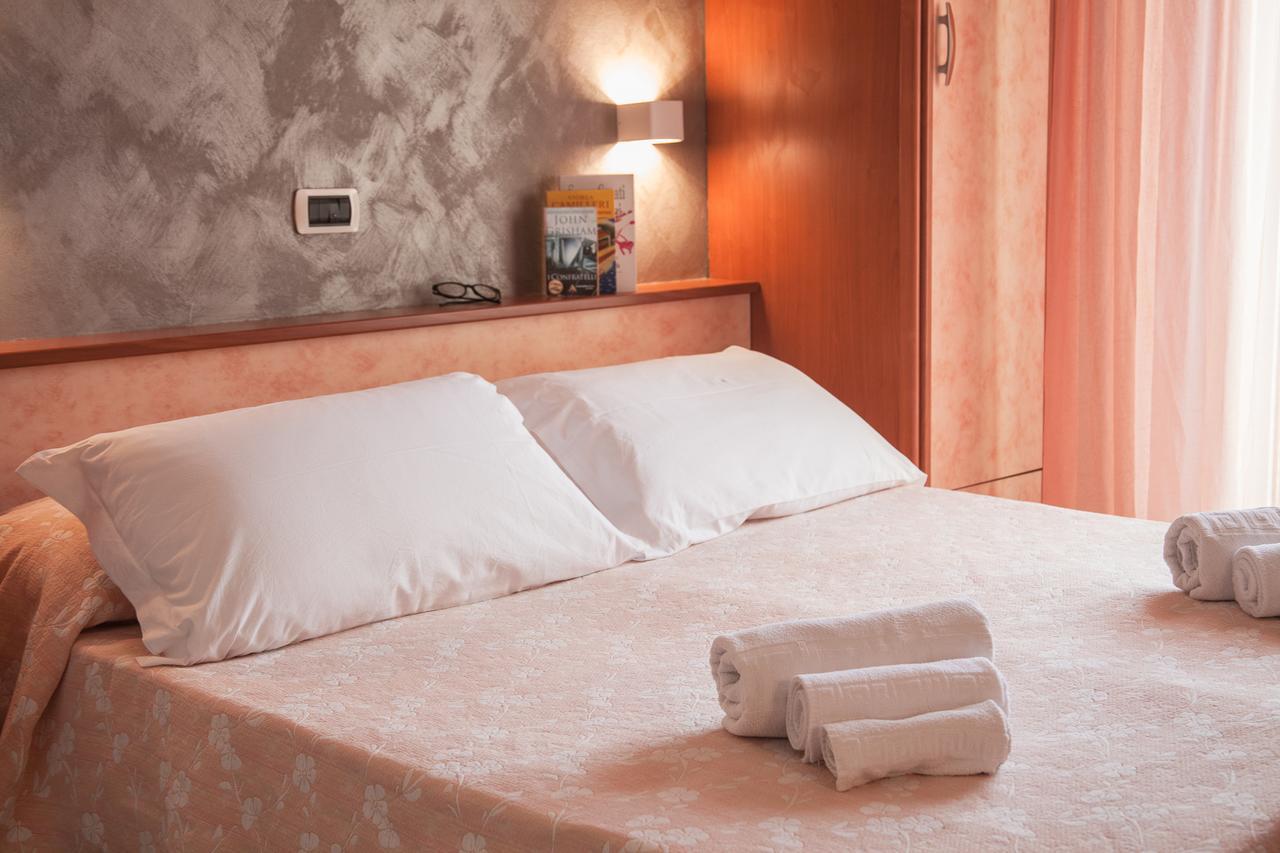 Hotel Sandra กัตเตโออามาเร ภายนอก รูปภาพ